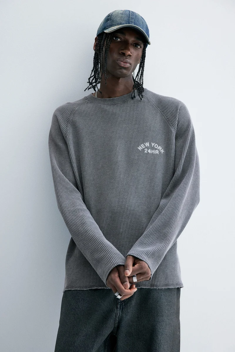 اتش اند ام بلوزة بأكمام طويلة بنمط وافل بقصّة عادية